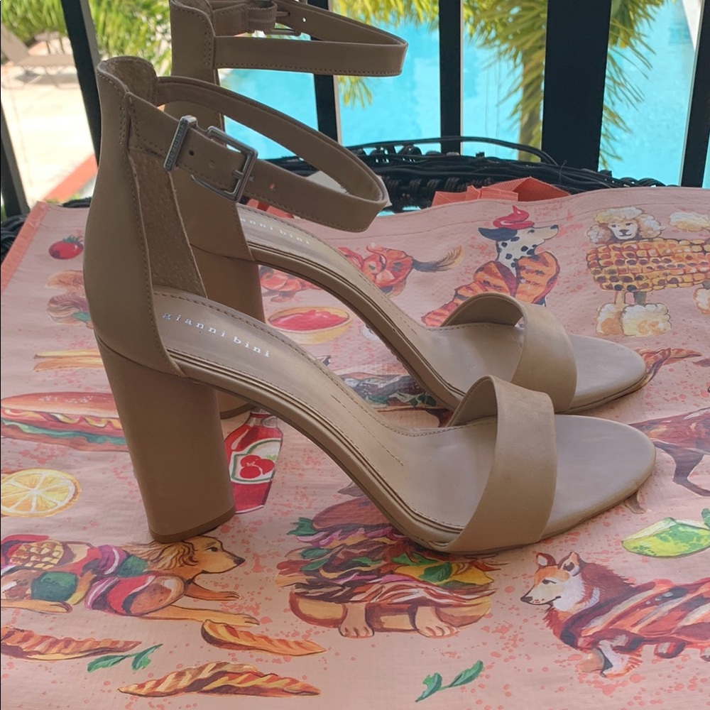 Gianni Bini Tan Heels Minimalist Design - Picture 5 of 7